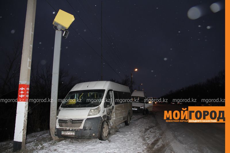 Водителя, из-за которого маршрутка сбила скоростемер в Уральске, накажут