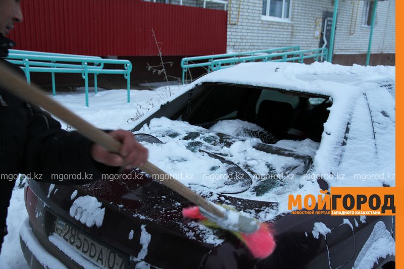 Обрушившийся с крыш многоэтажек снег повредил несколько машин в Уральске