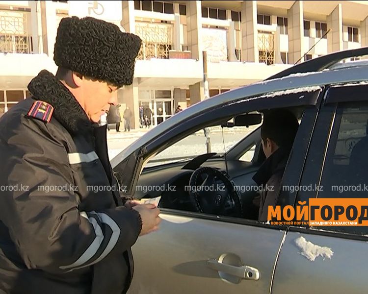Водителей Уральска штрафуют за парковку на местах для инвалидов