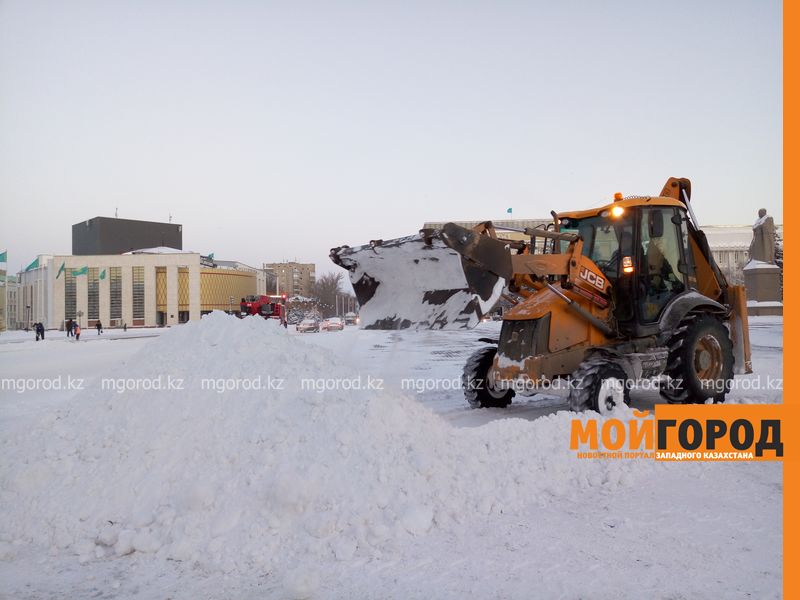 Ночью Уральск завалило снегом по колено