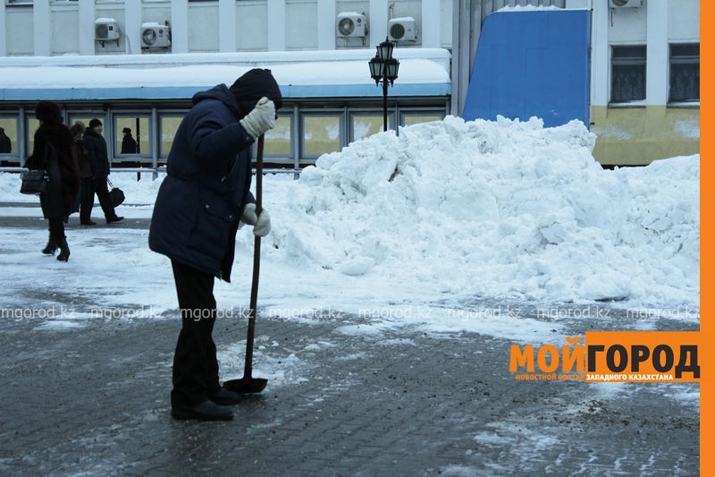 В Атырау разыскиваются волонтеры для очистки снега у дома престарелых