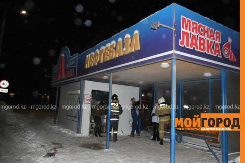 В Уральске пожарные выломали дверь мясной лавки, чтобы потушить огонь