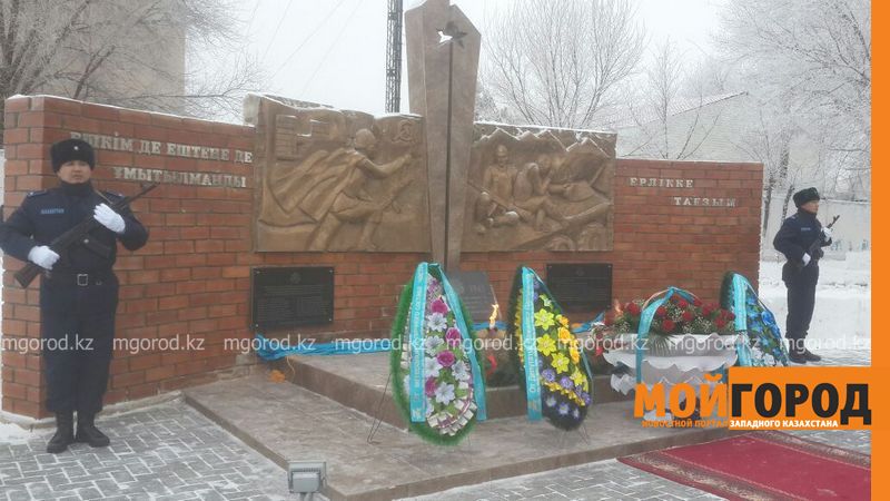 Мемориальную доску открыли в Актобе в память о погибших во время теракта военных