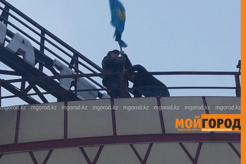 Флаг в перевернутом виде провисел 15 минут в Уральске