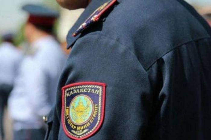 В Атырау пьяный пассажир разорвал форму дорожного полицейского