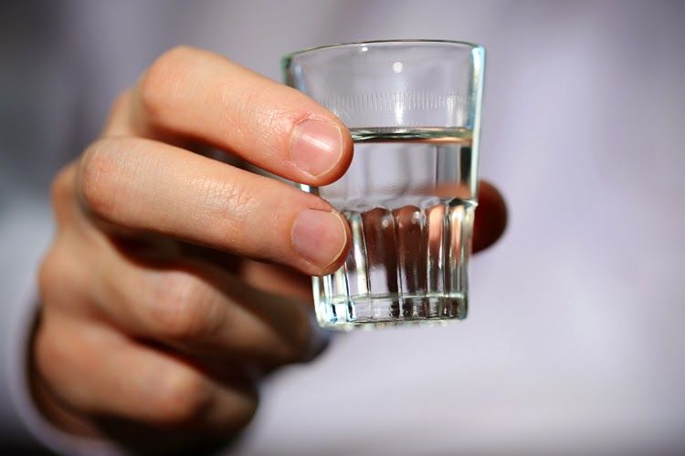 Дядя спаивал родного племянника в Атырауской области