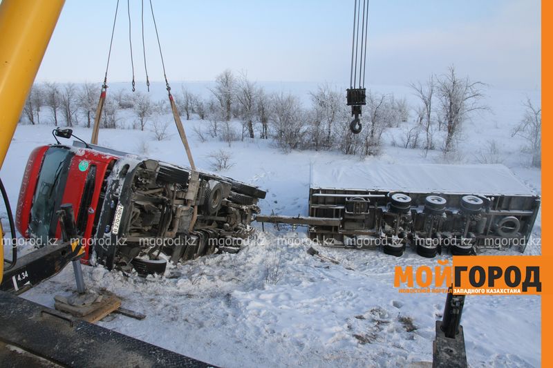На трассе Уральск-Самара большегруз слетел в кювет