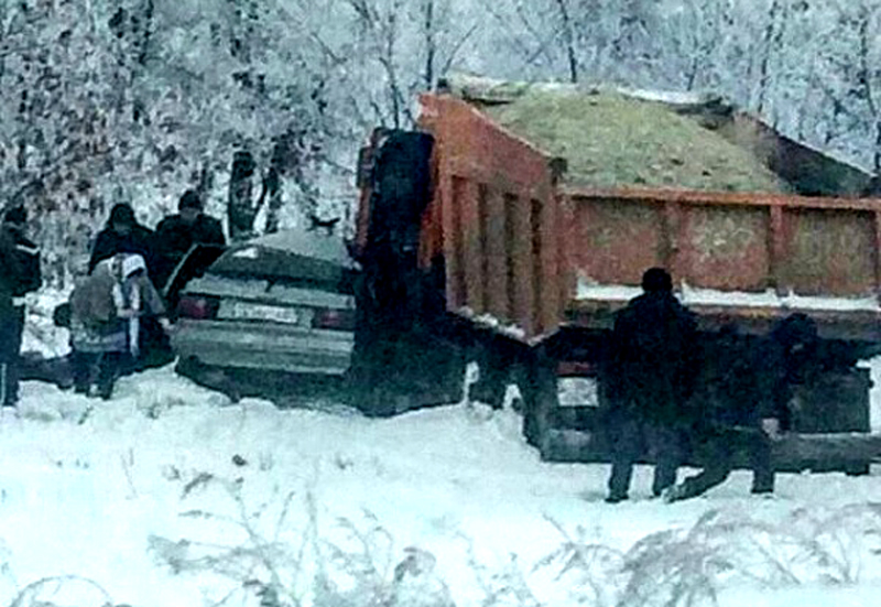 КамАЗ протаранил легковушку в пригороде Уральска