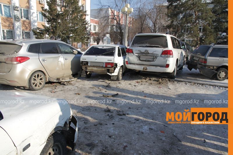Автоледи на внедорожнике снесла 6 автомобилей в Уральске