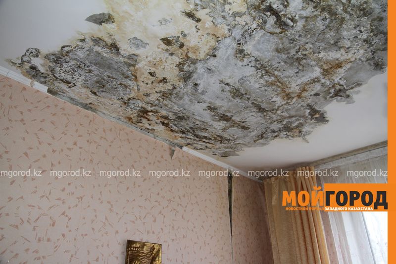 Четыре этажа затопило в многоэтажке Уральска из-за растаявшего на крыше снега