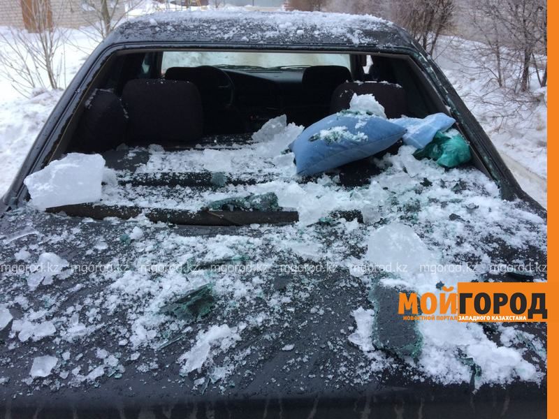 Глыба льда, упавшая с крыши многоэтажки, разбила авто в Уральске