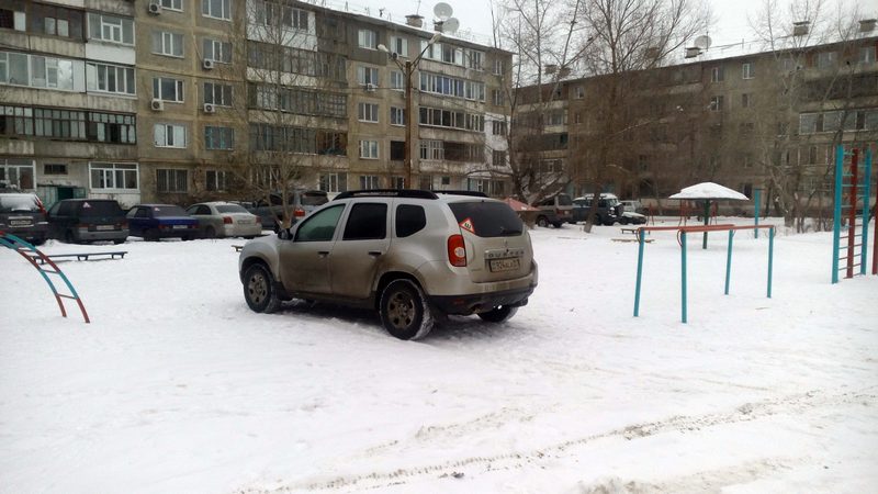 Автохам на детской площадке