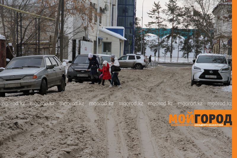 Аким Уральска отчитал руководителей КСК за заваленные снегом дворы
