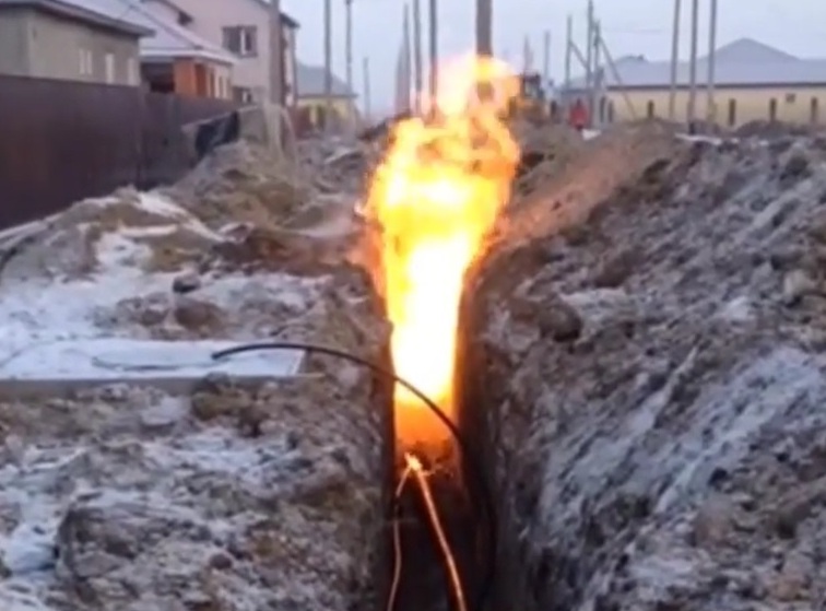 В Атырау при прокладке водопровода рабочий получил ожоги (видео)