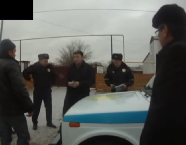В Атырау полицейского, порвавшего протокол, отстранили от должности