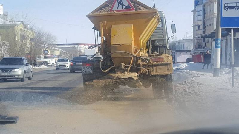 В Атырау после потепления коммунальщики приступили к активной борьбе с гололедом