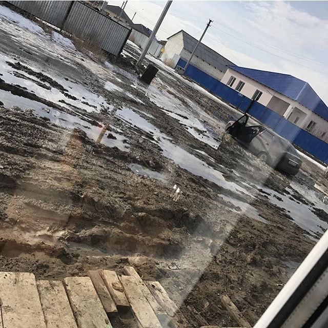 Жители Атырау утопают в лужах, грязи и жалуются на размытые дороги