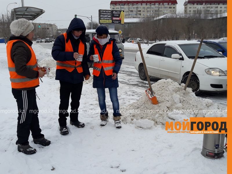 В Атырау дорожные работники согреваются прямо на улице