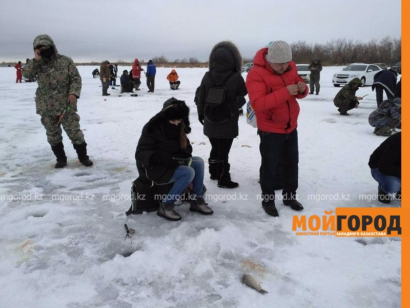 В Атырау после благотворительной рыбалки весь улов раздали пенсионерам