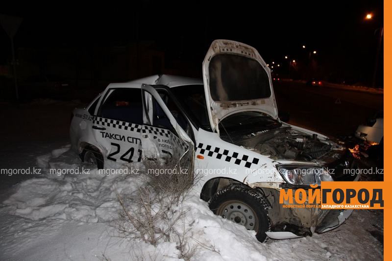 В Уральске таксист с пассажиром пострадали в ДТП