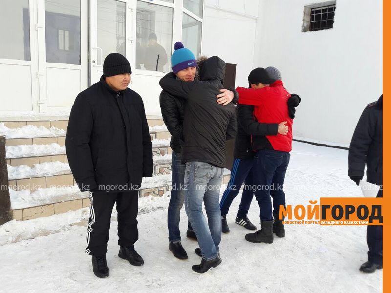В Атырау первые амнистированные заключенные вышли на свободу