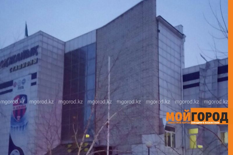 Обшивка фасада обвалилась на стадионе «Акжайык» в Уральске