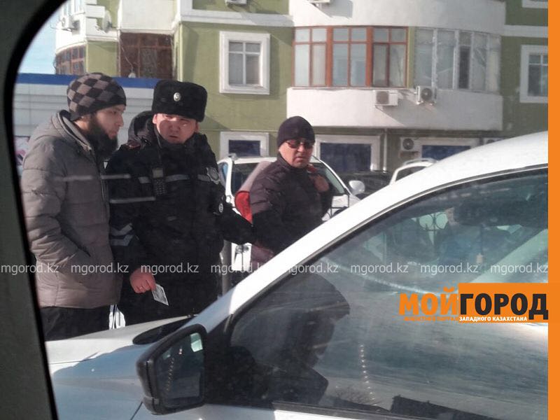 В Атырау полицейские устроили облаву на нелегальных  таксистов