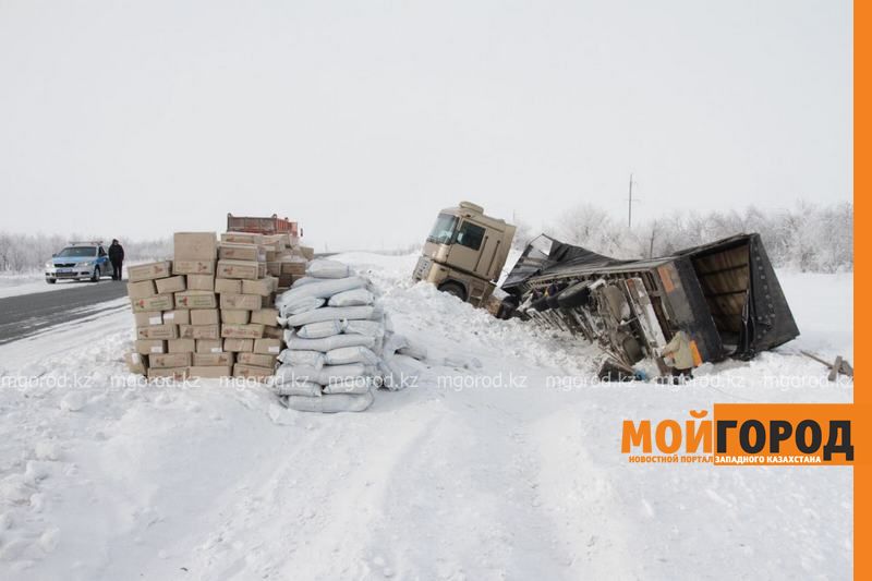 В ЗКО перевернулась фура с сухофруктами