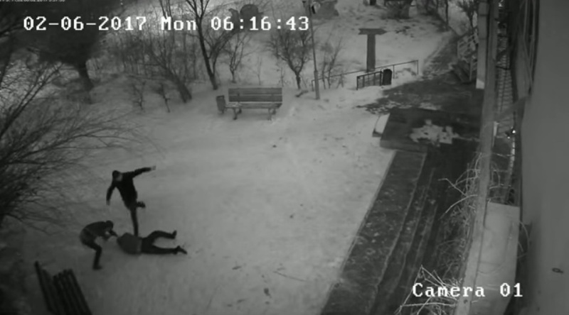 Жестокое избиение мужчины попало на камеру наблюдения в Атырау