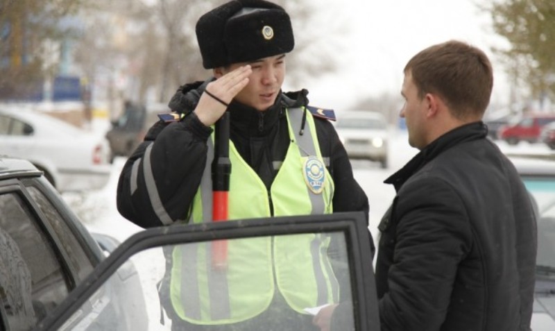 В Атырау начали отлавливать штрафников дома и на дорогах