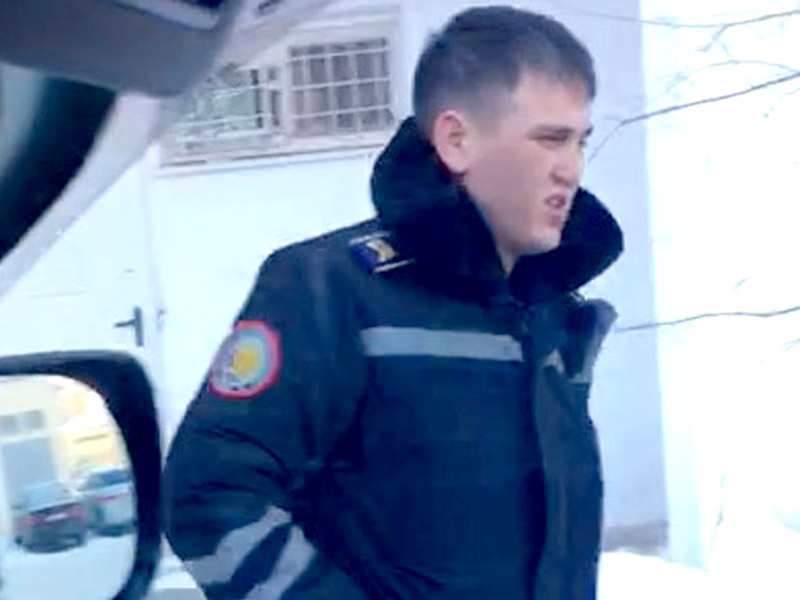Справляющего нужду во дворах у детского сада полицейского из Аксая уволили