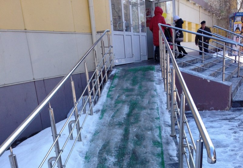 В Атырау заледенелые пандусы и лестницы стали объектом зимних забав для детей