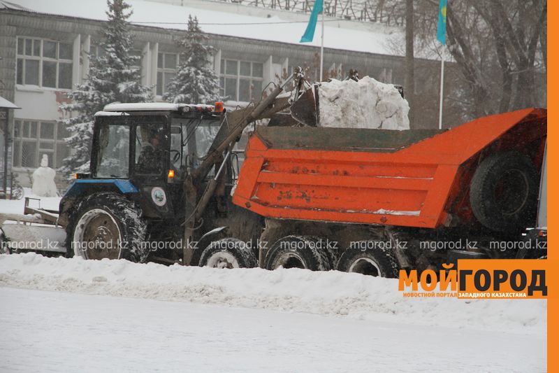 В Уральске начали вывозить снег из затапливаемых районов