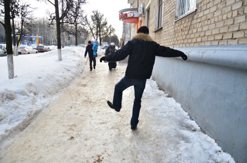 В Атырау из-за гололеда пострадали 255 человек