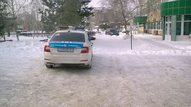 Дорожные полицейские паркуются на местах для инвалидов