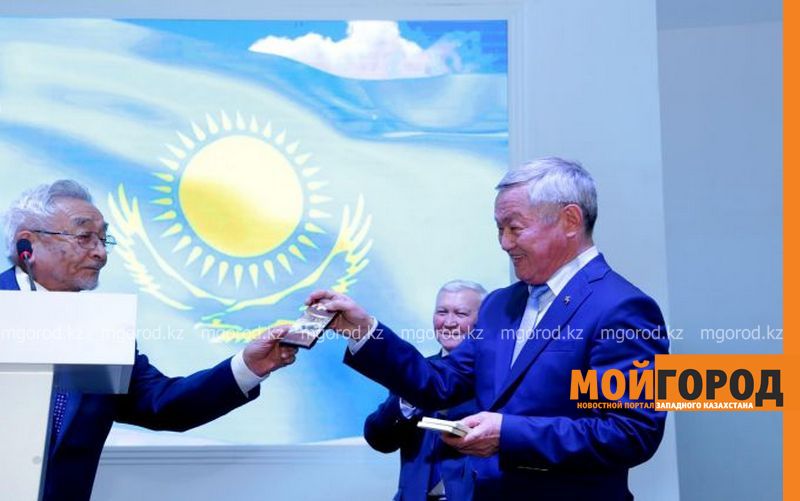Шоколад из кобыльего молока подарил академик Шарманов Бердибеку Сапарбаеву