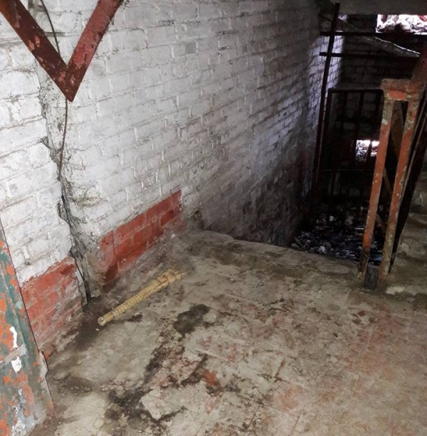 Комунальщики Атырау вывезли мусор из дома, где завелись крысы