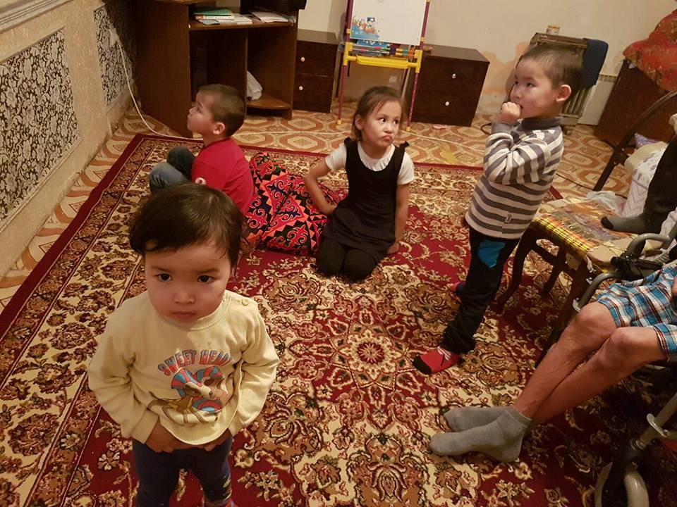Многодетная мать в Атырау бросила работу, чтобы ухаживать за отцом-инвалидом