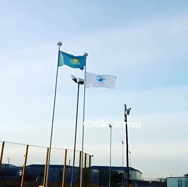 Порванный флаг Казахстана висит в вахтовом поселке Атырауской области