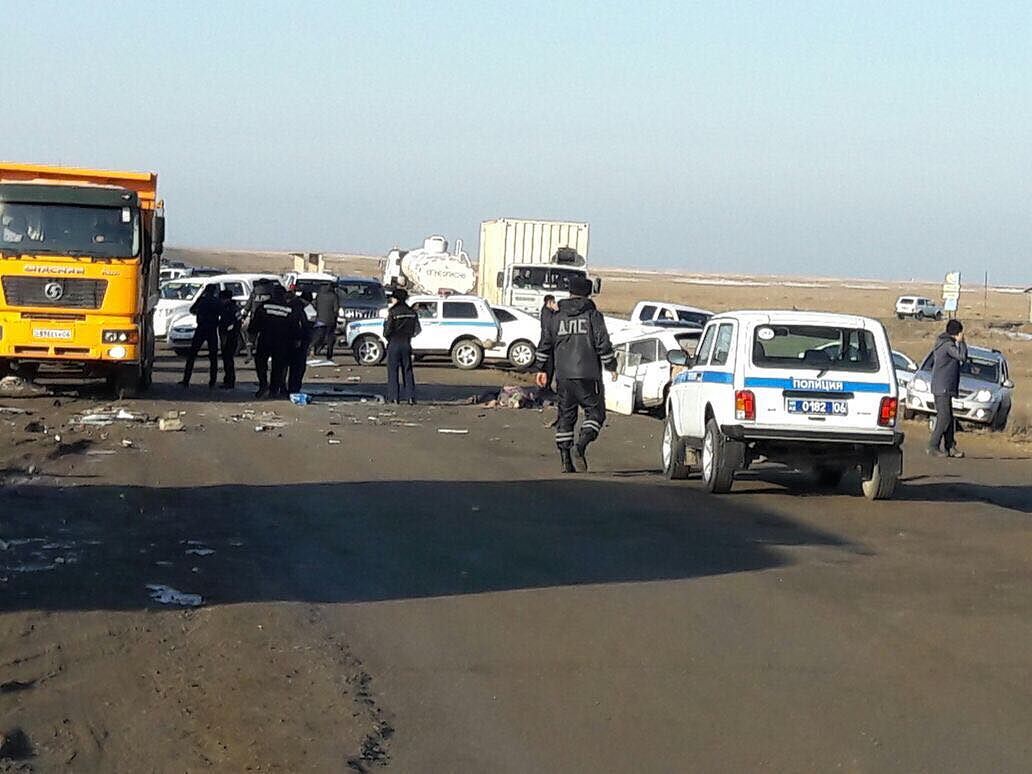 В Атырауской области при столкновении с автоцистерной погиб водитель легковушки