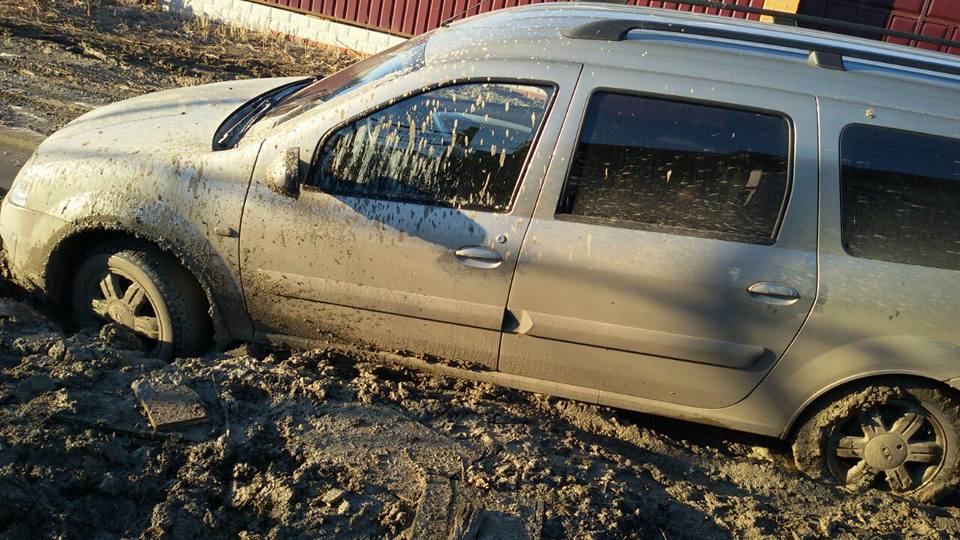 В самом центре Атырау люди и машины утопают в грязи