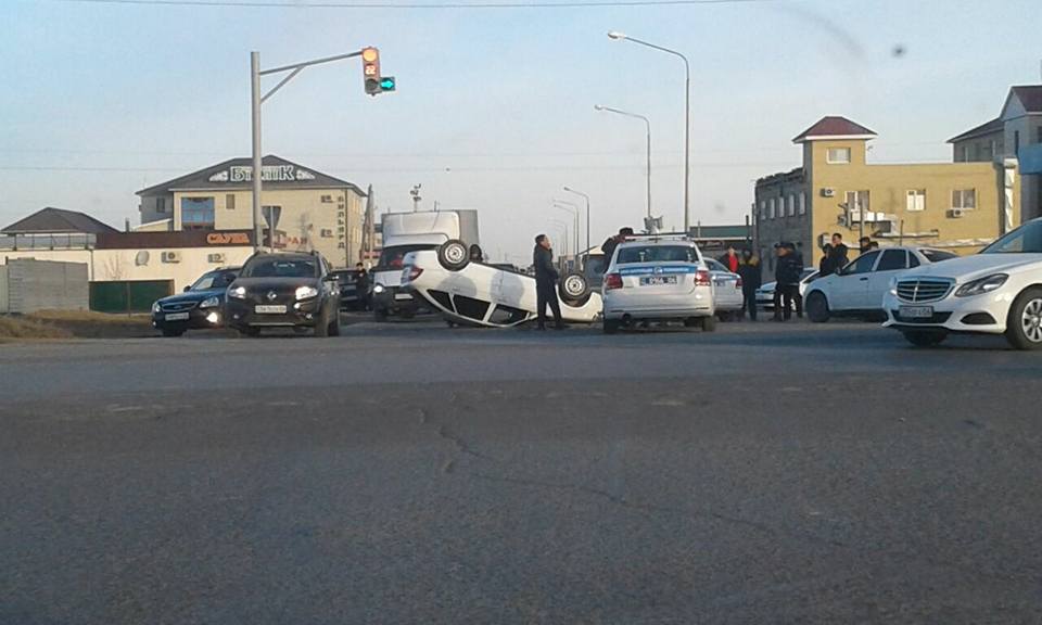 Автомобиль дорожно-патрульной службы попал в ДТП в Атырау