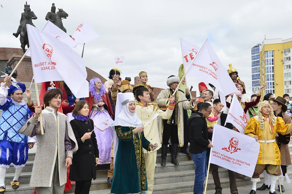 В Атырау актеры театра устроили автопарад и праздничное шествие