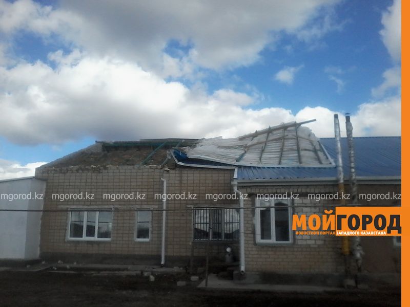 В Казталовке ЗКО ураган унёс крышу дома