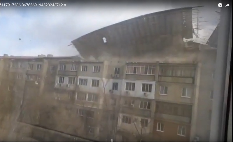 В Атырауской области ветер сносит крыши домов и валит деревья (ФОТО+ВИДЕО)