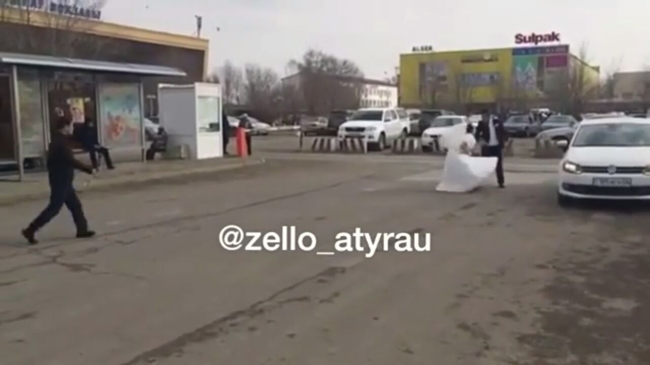 Жителей Атырау возмутило видео ругающихся матом жениха с невестой прямо на улице