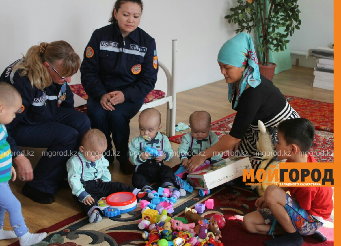 Семья атырауского спасателя, где год назад родилась тройня, скитается по квартирам
