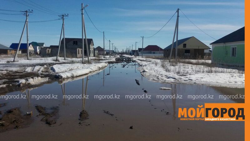 В затопляемом микрорайоне Уральска коммунальщики дежурят круглосуточно
