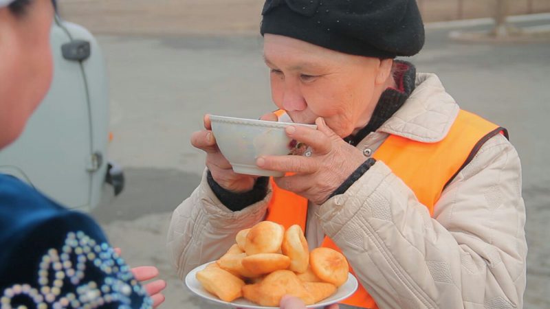 В Атырау в Наурыз уборщиков улиц угощают коже и баурсаками