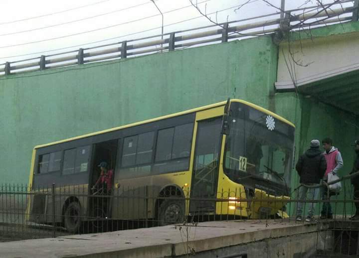 В Атырау автобус врезался в бетонное ограждение колледжа